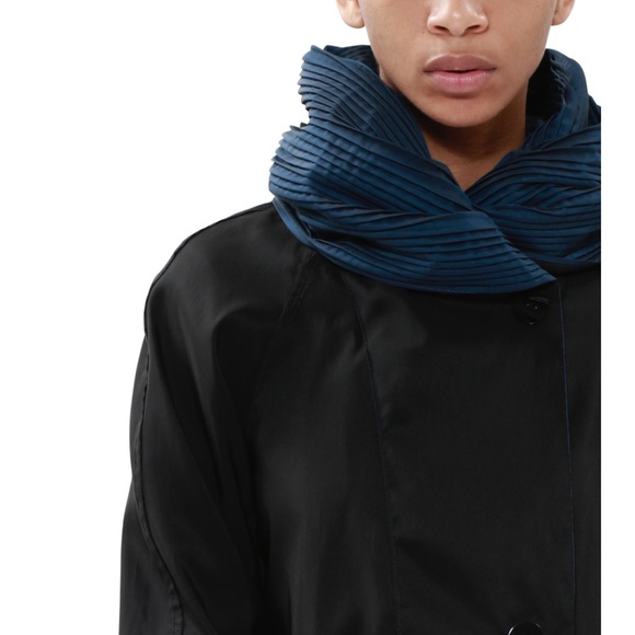 The “Mini” of the “DONATELLA”  classic reversible coat with pleated hood - Picture 3 of 16